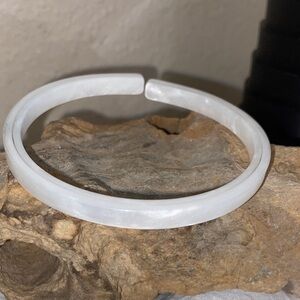 5/$10❤️❤️❤️NEW White Swirly Acrylic Bangle Bracelet